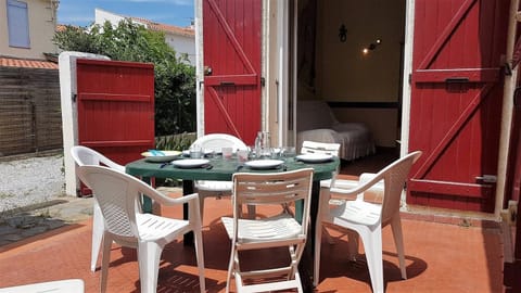 Property building, Balcony/Terrace, Dining area