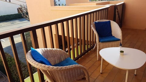 Property building, Balcony/Terrace, Balcony/Terrace