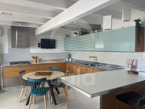 Kitchen or kitchenette, Dining area, dishwasher, stove