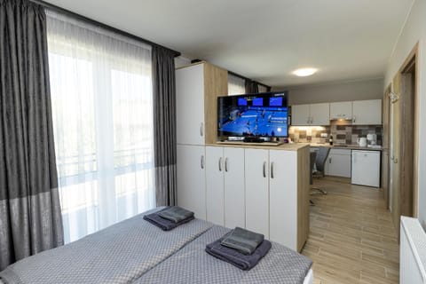 Communal lounge/ TV room, TV and multimedia, Balcony/Terrace, Kitchen or kitchenette, Photo of the whole room