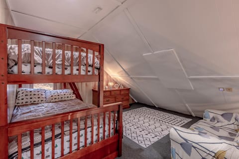 Luxurious house with largest hot tub & perfect retreat! House in Hickory Run State Park