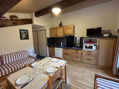 Appartement cosy 2 pièces, 6 couchages, balcon, garage et casier à skis, Demi-Quartier - FR-1-597-9 Apartment in Combloux