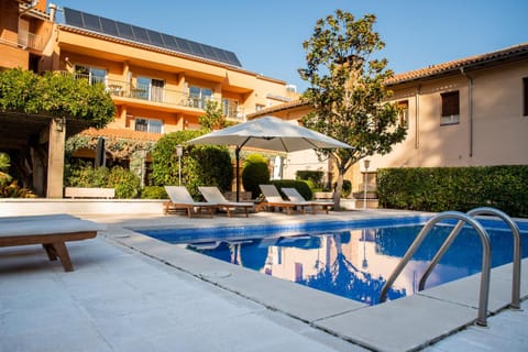 Property building, Patio, Day, Balcony/Terrace, Swimming pool, Swimming pool, sunbed