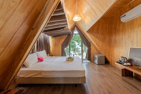 Bed, Photo of the whole room, Bedroom, air conditioner