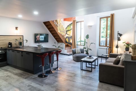 TV and multimedia, Living room, Lounge or bar, Seating area, dishwasher, stove, kitchen