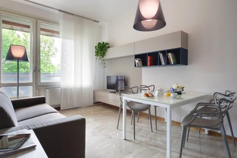 TV and multimedia, Living room, Seating area, Dining area