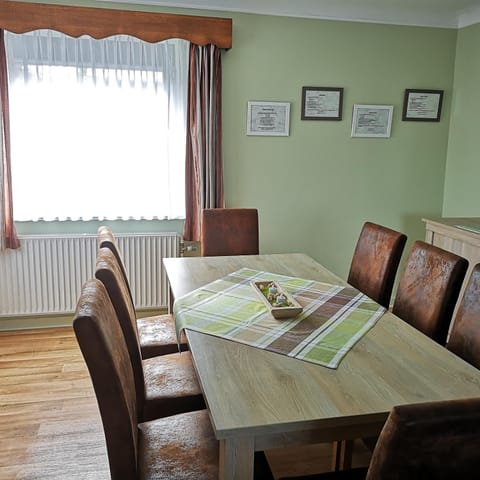 Photo of the whole room, Seating area