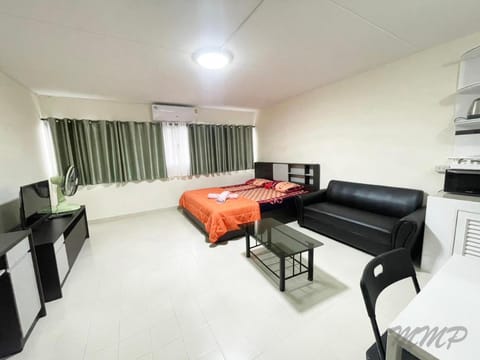 Bed, TV and multimedia, Photo of the whole room
