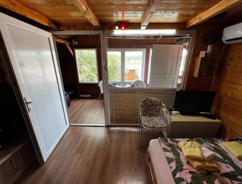 Kuca i splav na reci Savi House in Belgrade