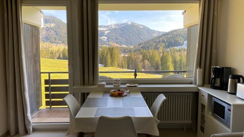 Coffee/tea facilities, View (from property/room), Dining area, Mountain view, minibar