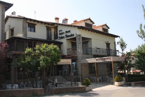 Restaurant/places to eat, Facade/entrance