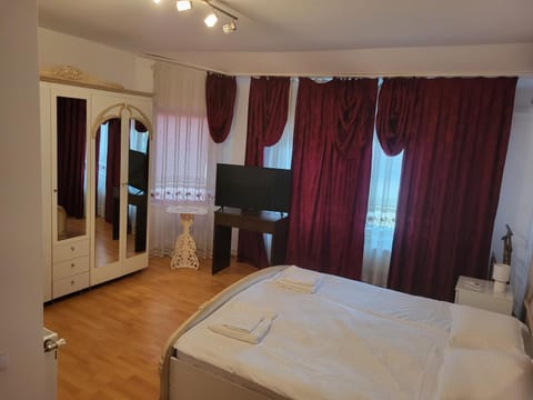 Bed, TV and multimedia, Photo of the whole room, Bedroom