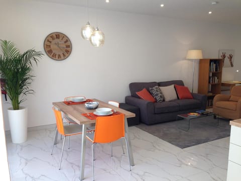 Seating area, Dining area