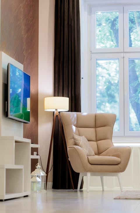 Communal lounge/ TV room, TV and multimedia, Living room, Evening entertainment