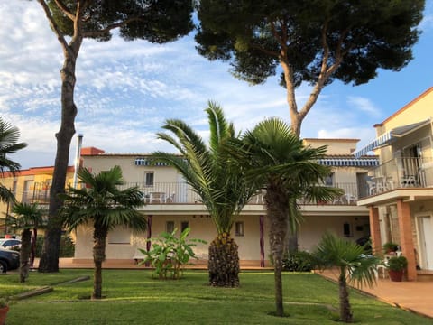 Property building, Garden, Balcony/Terrace
