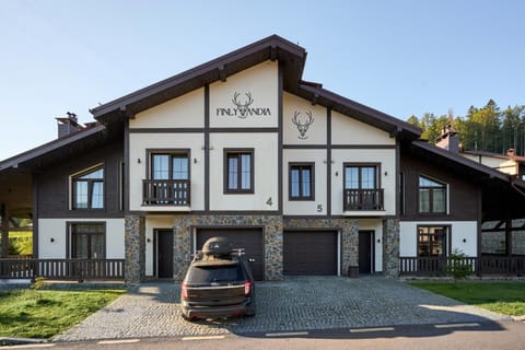 Property building, Facade/entrance, Parking