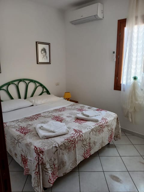 Bed, Photo of the whole room, Bedroom, towels, air conditioner