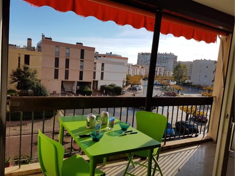 Property building, Patio, Balcony/Terrace