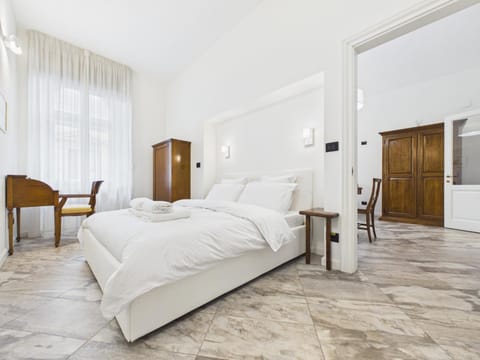 Bed, Bedroom, towels, wardrobe