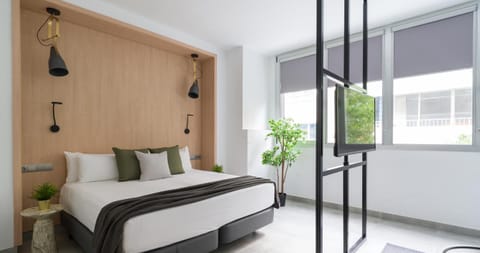Bed, TV and multimedia, Bedroom
