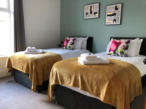 Bed, Bedroom, towels