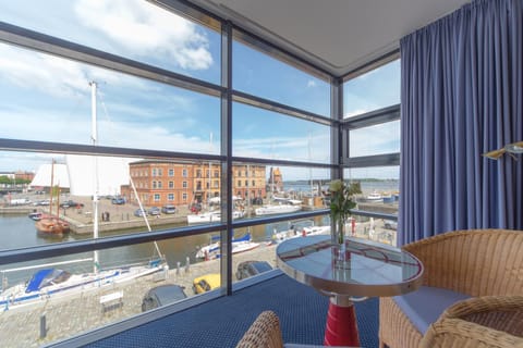 View (from property/room), Photo of the whole room, Decorative detail, Seating area, Lake view