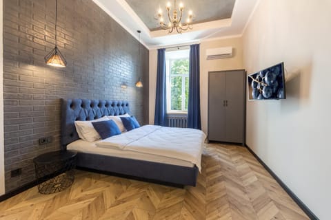 Bed, TV and multimedia, Photo of the whole room, Bedroom