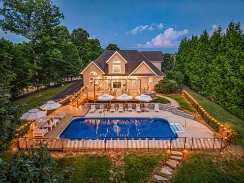 Property building, Bird's eye view, Pool view, Swimming pool