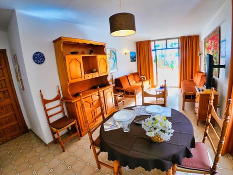 TV and multimedia, Living room, Seating area, Dining area
