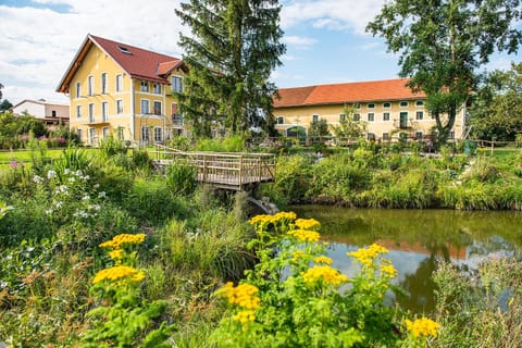 Property building, Day, Natural landscape, Garden, Garden view, Lake view, River view