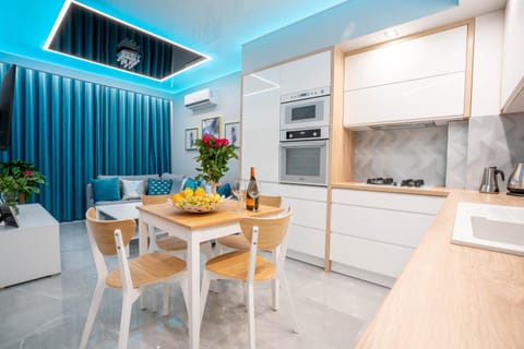 Kitchen or kitchenette, Food and drinks, Dining area, Food, minibar, oven, pet friendly, stove