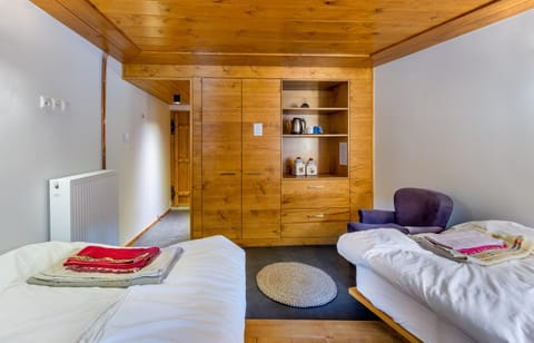 Photo of the whole room, Bedroom, wardrobe