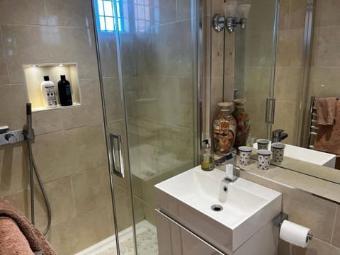 Bramble Bank 'CartShed'-1 Bed Cottage-Sleeps 2 House in Wycombe District