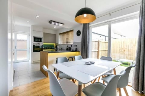 Spacious Modern Garden Family Home House in Cambridge