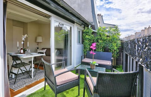 Property building, Balcony/Terrace, Living room, Dining area, City view, Street view