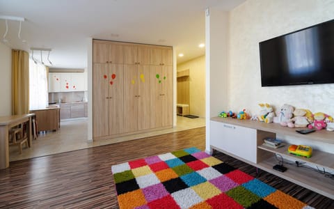 Communal lounge/ TV room, TV and multimedia, Living room, Seating area, Dining area