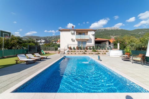 Property building, Garden, Balcony/Terrace, Swimming pool