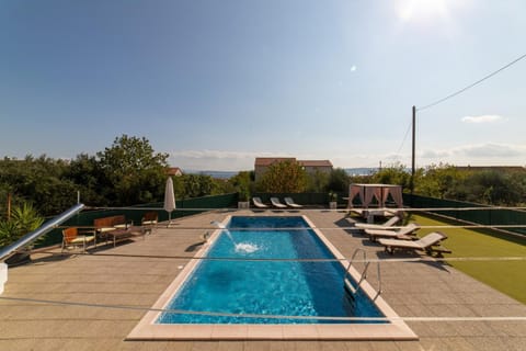 Property building, Garden, Balcony/Terrace, Swimming pool