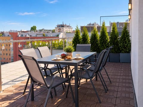 Patio, Day, View (from property/room), Balcony/Terrace, Food and drinks, Seating area, Dining area, Food