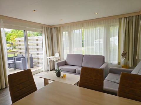 Seating area, Dining area