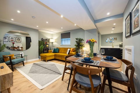 TV and multimedia, Kitchen or kitchenette, Living room, Seating area, Dining area