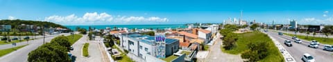 Property building, Natural landscape, Bird's eye view, City view, Sea view, Street view, Location, internet, pet friendly