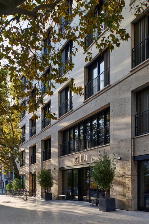 Property building, Facade/entrance, Day, Neighbourhood, Balcony/Terrace, Street view, Location