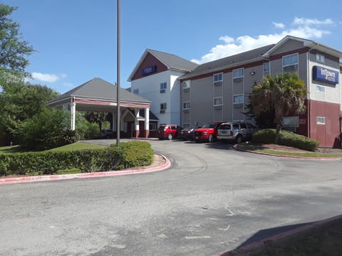Property building, Facade/entrance, Parking