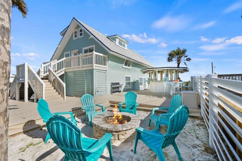 Oceanfront, Serenity Under the Sea, Tiki Bar and Grand Deck! House in Usina Beach