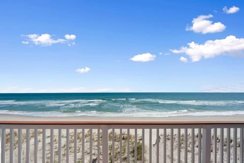 Oceanfront, Serenity Under the Sea, Tiki Bar and Grand Deck! House in Usina Beach