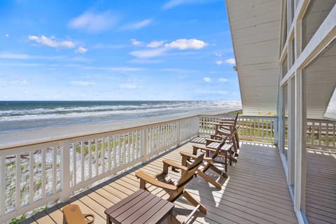 Oceanfront, Serenity Under the Sea, Tiki Bar and Grand Deck! House in Usina Beach