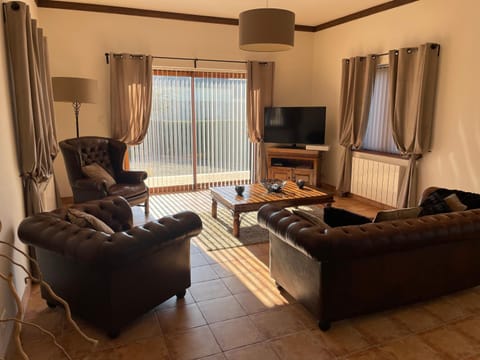 Spacious house for 6 people with a swimming pool House in Brittany