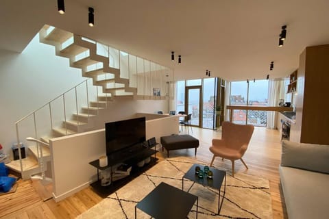 TV and multimedia, View (from property/room), Balcony/Terrace, Living room, Seating area, Street view