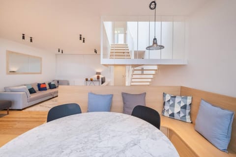 Restaurant/places to eat, Living room, Seating area